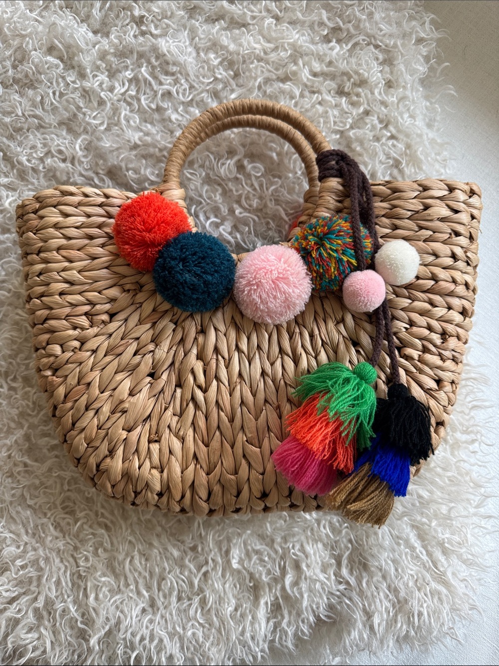 NWOT Woven Straw beach Handbag with Multicolor Pom-Pom Tassels